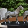 Скульптура "Лошади" на постаменте