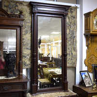 Зеркало в деревянной раме