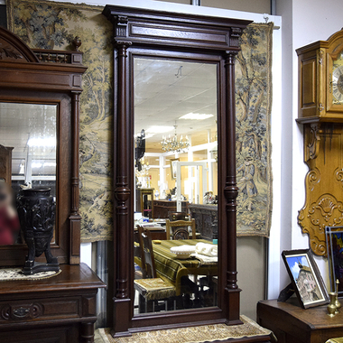 Зеркало в деревянной раме