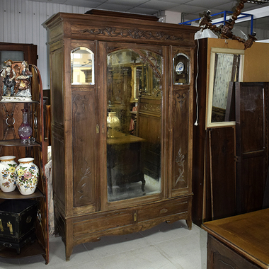 Шкаф старинный в стиле ар-нуво